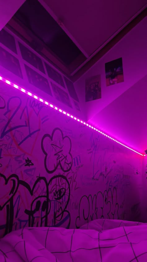 Gangsta Room Decor, Pink Trap House Aesthetic, Grunge Trap House Aesthetic, Swag Room Ideas, Chavy Room, Trap House Room, Pink Graffiti Aesthetic, Trap Bedroom, Trap House Aesthetic