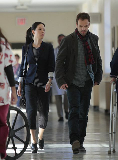 Jonny Lee Miller and Lucy Liu in Elementary Lucy Liu Style, Joan Watson Outfits, Elementary Tv Show, Watson Elementary, Elementary Tv, Elementary Sherlock, Lucy Lui, Joan Watson, Dear Costume