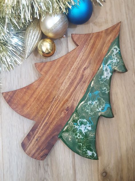 Epoxy Christmas Tree, Epoxy Christmas Gifts, Christmas Resin Tray, Christmas Epoxy Ideas, Resin Christmas Ideas, Epoxy Resin Crafts Wood, Wood And Epoxy Projects, Christmas Resin Ideas, Resin Christmas Decorations