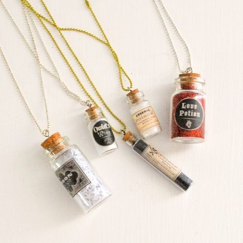 Diy mini potion bottles Mini Apothecary, Halloween Jewelry Diy, Mini Bottle, Halloween Necklace, Miniature Bottles, Bottle Jewelry, Bottle Charms, Bottle Necklace, Diy Candy