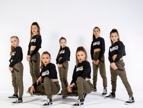 Hiphop Dance Poses For Pictures, Hip Hop Poses For Pictures, Dance Recital Picture Poses, Group Dance Poses Hip Hop, Dance Studio Pictures Photo Shoot, Dance Group Picture Poses, Dance Class Photography, Dance Ending Poses Group, Hip Hop Picture Poses