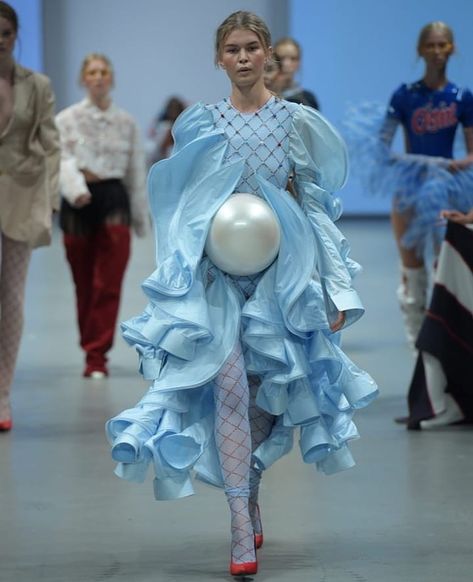 Married with the sea. #vikaim #fashion #pearl #motherofpearl #sea #mermaid #pregnant Paris Fashion Week Outfits, Pregnant Fashion, Paris Fashion Week Runway, Summer Runway, Fashion Week 2018, Fashion Fail, Weird Fashion, Copenhagen Fashion Week, Future Fashion