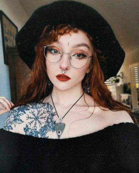 Cottagecore Witch Makeup, Fall Witch Makeup, Soft Witch Makeup, Simple Witchy Makeup, Light Witch Makeup, Witch Makeup With Glasses, Witchy Glasses, Witch Aesthetic Makeup, Witch With Glasses