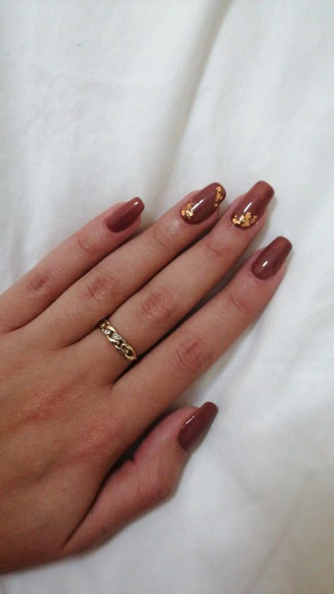 Nice And Gold Nails, Brown With Gold Flakes Nails, Brown And Gold Foil Nails, Brown Nails With Gold Flakes, Nails Feuille D’or, Nail Art Feuille D'or, Golden Foil Nails, Nails With Flakes, Coffin Gel Nails