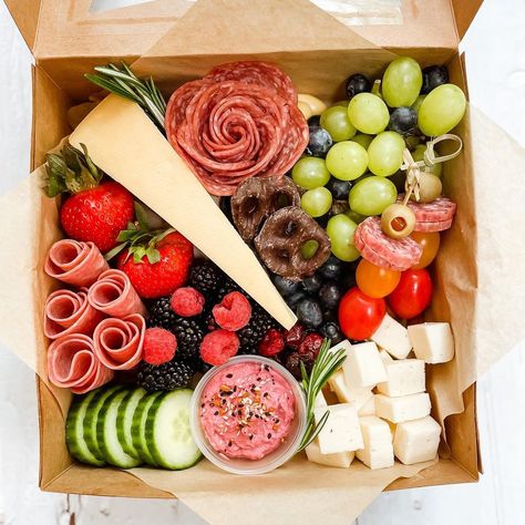 Valentines Graze Box Ideas, Small Charcuterie Boxes, Grazing Lunch Box Ideas, Charcuterie Mini Box Ideas, Mini Graze Box Ideas, Graze Box Ideas, Charcuterie Box Ideas, Mini Charcuterie Boxes, Charcuterie Gift Box