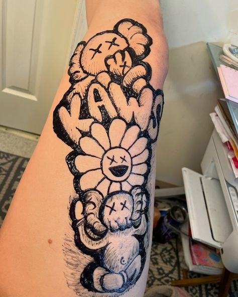 I did my BIG ONE with this one! 😍😍😍 #kaws #henna #hemnanation215 #hennartist #hennaphilly #phillyhenna #fyp #fypviral #viral #hennaviral @kaws Kaws Henna, Kaws Drawing, Hena Designs, Cute Henna Tattoos, Henna Inspired Tattoos, Cute Henna, Henna Tattoo Designs, Book Art Drawings, Tattoo Designs Men