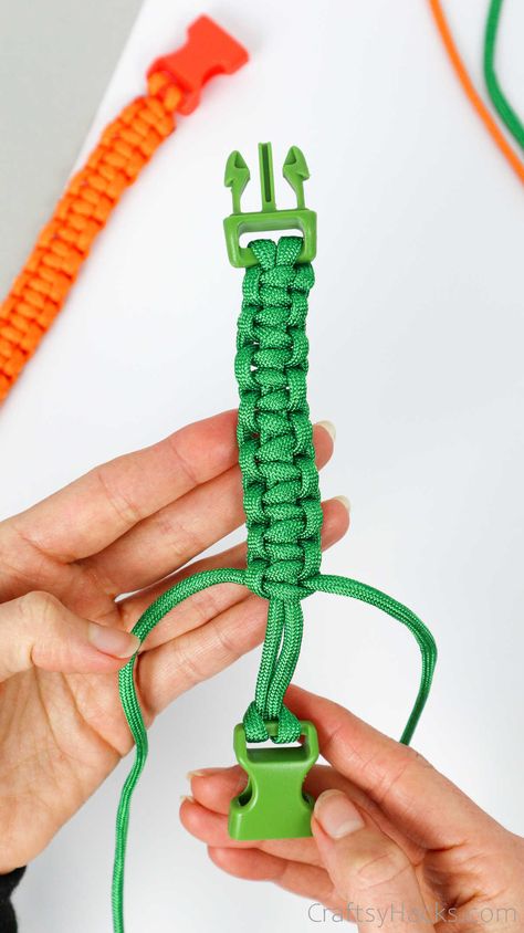 Paracord Water Bottle Handle Diy, How To Measure Paracord For Bracelet, Knot Crafts, How To Braid Paracord, How To Make A Paracord Bracelet, Paracord Bracelet Diy Step By Step, Paracord Knots Step By Step, Parachute Cord Bracelets, Paracord Weaves