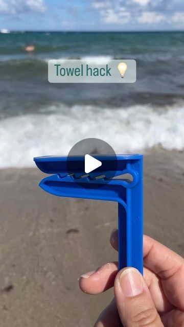 Karo on Instagram: "Towel hack!!! 💡  fix your  beach towel  in a minute⏳no more messy, it keeps your  beach towel stay flat and firmly no more fly away 💨💨.   This is also perfect for picnic, hiking, camping and more🙃  If you want the link😃 DM ✨🔝🫶🏻 or comment here ⬇️⬇️  #towels#towelhack#hacklife#easyhack#easyhacks#beachtowel#beachlifevibes#beachlovers🌴#beachfinds#beachday☀️ #beachhacks#trucos#beachtowelhack" Fix Flip Flops, Beach Gadgets, Beach Hacks Clever Ideas, Beach Hacks, Beach Fun, Fix You, Beach Day, Beach Towel, No More