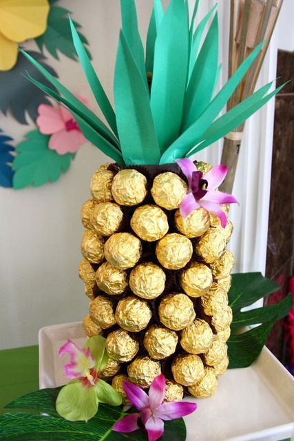 Rocher pineapple at a Hawaiian Luau Birthday Party! See more party ideas at CatchMyParty.com! #partyideas #hawaiian Hawaiian Luau Birthday Party, Tropisk Fest, Buffet Party, Tropical Birthday Party, Pineapple Birthday, Aloha Party, Luau Theme Party, Luau Birthday Party, Hawaiian Luau Party