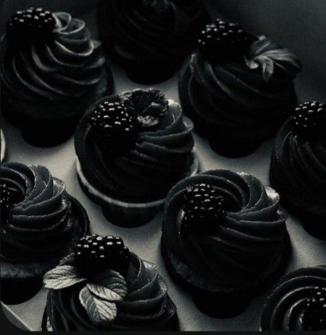 All Black Cupcakes, Black Desserts Aesthetic, Goth Wedding Cupcakes, Black Cupcakes Ideas, Moody Wedding Cupcakes, Gothic Pastries, Black Wedding Food, Gothic Wedding Cupcakes, Moody Cupcakes