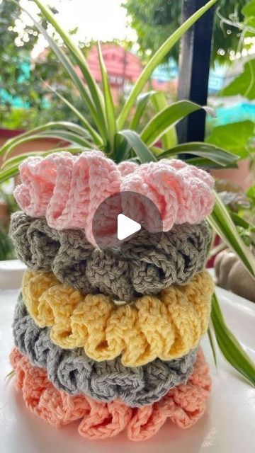 How To Make Crochet Scrunchies, Scrunchy Crochet Pattern, Crochet Scrunchies Tutorials, How To Crochet A Scrunchie, Crochet Scrunchies Pattern, Cute Crochet Gift Ideas, Easy Crochet Ideas For Beginners Simple, Scrunchies A Crochet, Crochet Scrunchie Pattern Free