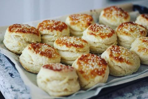 Pretzel Biscuits, How To Make Pretzels, Savoury Biscuits, Biscuit Rolls, Buttery Biscuits, Homemade Biscuits, Bread Biscuits, Breads And Rolls, Bread Muffins