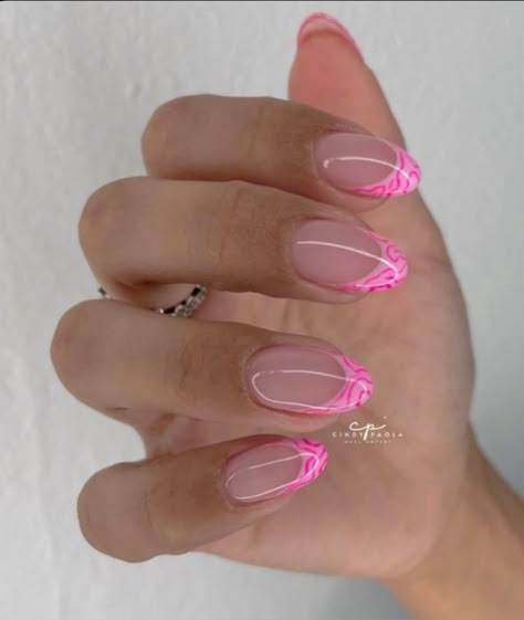 There's a new beauty trend taking over Instagram and it's absolutely stunning. Say hello to "quartz nails". Pink Tip Nails, Teen Nails, Spring Break Nails, Broken Nails, Simple Gel Nails, Girly Acrylic Nails, Summery Nails, Simple Acrylic Nails, Classy Acrylic Nails