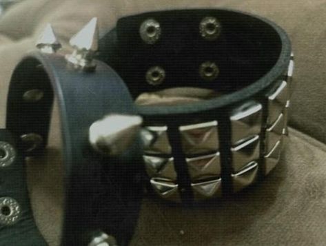 spukespike bracelet Ezra Core, Pyramid Bracelet, Kill Star, Spike Bracelet, Scene Emo, Emo Scene, Jewelry Inspo, My Vibe