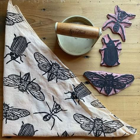 Maude Forbid on Instagram: "“All the Bugs” is definitely a personal fave, but not a shop fave for some crazy reason!?! Maybe people don’t want to wear some crawly bugs around their neck? 😂😂😂 🤔 This one is on its way to its new home, I was so happy to print these lil’ buggies for some cicada lover out there 💜💜💜 #blockprinting #blockprintedfabric #buglover #cicada #handprintedfabric #handprinted #blockprinted #blockprint #handmadeshop #handmadegifts #handmadegiftsarethebest #makersmovement Printmaking Projects, Linoleum Print, Lino Art, Hand Carved Stamps, Stamp Carving, Creating Artwork, Handmade Stamps, Linocut Art, Hand Printed Fabric