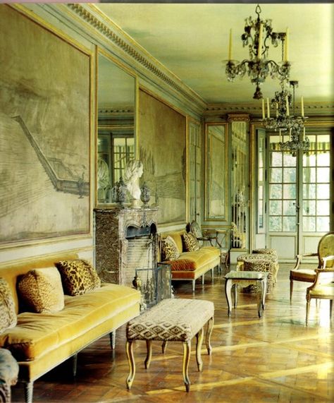 Villa Trianon, Elsie de Wolfe's French residence. She lived in Paris when she decided to redo her own space before laying out the foundation for interior designers everywhere. Here you can definitely tell she was into pastels and used furniture with louis XIV styled legs/feet. Her space was very open and inviting. Elsie De Wolfe, Olivia Von Halle, Cheap Decor, Making Room, Beautiful Interiors, Cheap Home Decor, Open Concept, Versailles, Chinoiserie