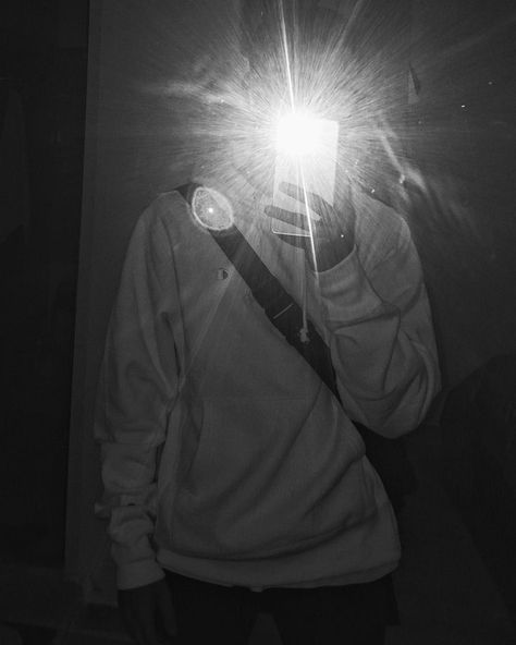 Blurry Boy Pics, Mirror Selfie Boy No Face Aesthetic, Boy Pics, Boy Blurred Pic, Blurry Pictures, Cool Boy Image, Black And White Art Drawing, Profile Pictures Instagram