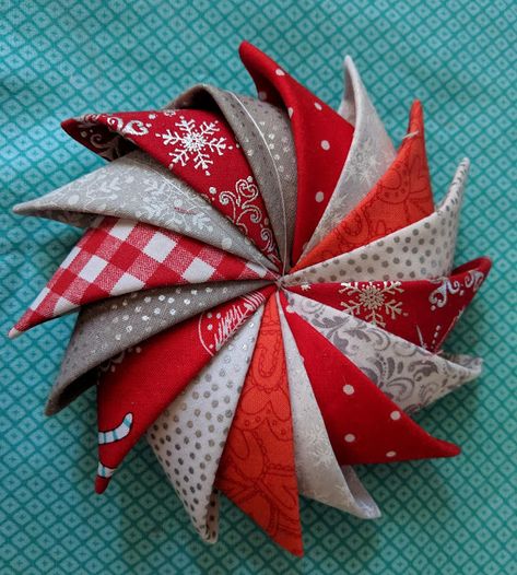 Pinwheel Christmas Ornament, Pinwheel Ornaments, Pinwheel Ornaments How To Make, Fabric Pinwheel Christmas Ornaments, Fabric Pinwheels How To Make, Prairie Point Star Ornament, Diy Quilted Christmas Ornaments, Diy Pinwheel, Primitive Fabric