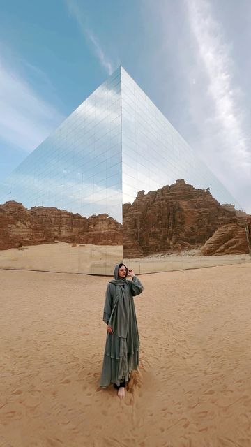 Al Ula Saudi Arabia Outfit, Al Ula Saudi Arabia Aesthetic, Maraya Alula, Mirrored Building, Mirror Building, Website Launch Idea, Desert Architecture, Mirror World, Desert Paradise