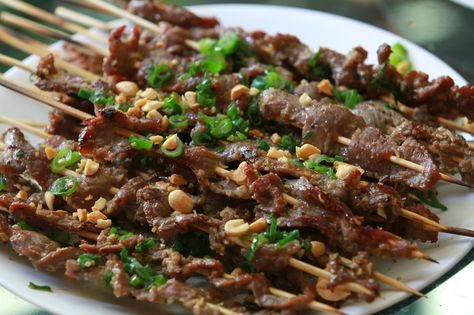 Vietnamese Soul Food: Grilled Beef with Lemongrass-Thịt Bò Nướng Xa�̉ Vietnamese Lemongrass Beef, Lemongrass Beef, Vietnamese Food Recipes, Food Noodles, Vietnamese Dishes, Food Korean, Viet Food, Food Carts, Vietnam Food