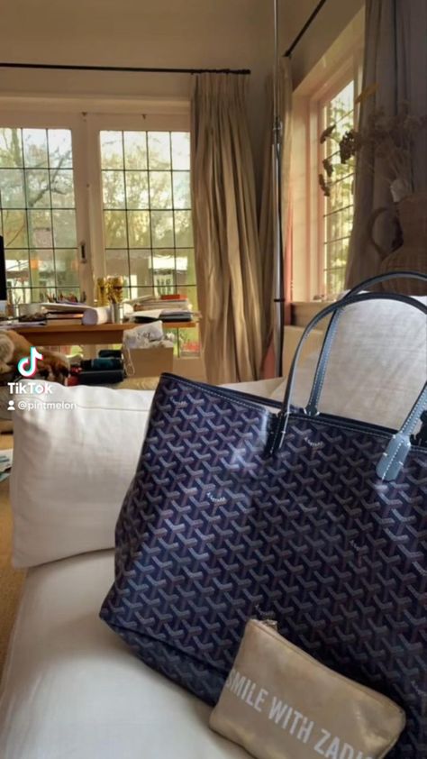 Goyard St Louis Tote, Goyard Tote, Uni Bag, Goyard Bag, Bag Obsession, Rich Kids, Stockholm Fashion, Zadig And Voltaire, Cute Bags