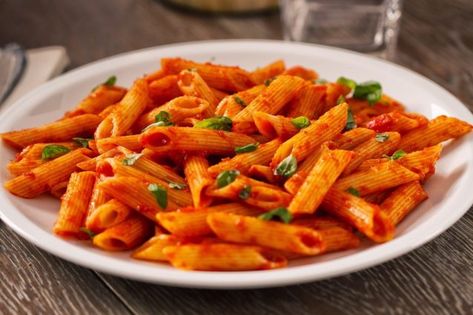 Penne al sugo di pomodoro: la ricetta semplice per un primo piatto gustoso Pasta Recipes For Kids, Pasta Pomodoro, Pasta Penne, Pasta Fatta In Casa, Making Pasta, Tomato Sauce Recipe, Homemade Tomato Sauce, Perfect Pasta, Drying Pasta