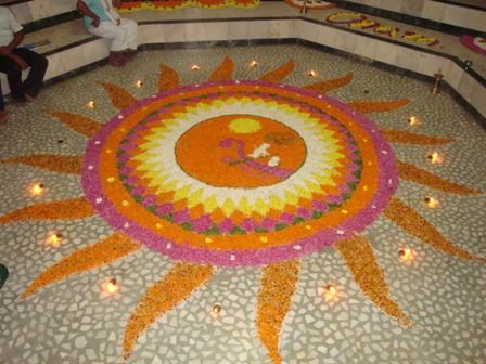 Sun Holi Rangoli Design Holi Rangoli Design, Rangoli Designs With Flowers, Holi Rangoli, Easy And Simple Rangoli Designs, Ugadi Rangoli, Best Rangoli Designs, Best Rangoli, Simple Rangoli Designs, Diya Rangoli