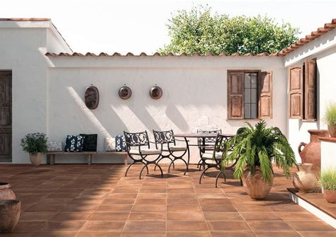 Patio con piso de terracota Spanish Style Patio, Terrasse Design, Terrace Floor, Mexico House, Entrance Gates Design, Small House Elevation Design, Patio Flooring, Spanish Style Homes, Patio Interior