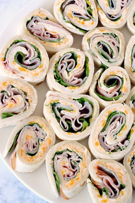 Ham and Cheese Tortilla Roll Ups Recipe - quick and easy lunch idea or snack for road trips! Creamy cheddar filling, layered with spinach and ham slices, paired with fruit and vegetables is great made ahead as well. Ham And Cheese Tortilla, Breakfast Roll Ups, Breakfast Roll, Pinwheel Sandwiches, Tortilla Rolls, Freezable Meals, Roll Ups Recipes, Roll Ups Tortilla, Photo Food