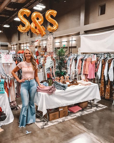 How to Prepare for Your First Pop-Up Shop – liz puglise Portable Dressing Room, Clothing Booth Display, Boutique Store Displays, Stand Feria, Boutique Display, Boutique Decor, Vendor Events, Pop Up Event, Boutique Interior