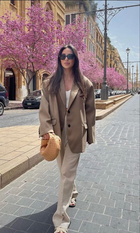 Styling Beige Blazer, Nude Blazer Outfit, Chic Outfits Casual, Spring Fashion Aesthetic, Brunch Outfit Summer, Parisian Chic Style, Corporate Outfits, City Outfits, Muslimah Fashion Outfits