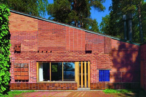 Elissa and Alvar Aalto, Patchwork Wall of Bricks, 1953. Experimental House in Muuratsalo, Central Finland. Source. Photo Ivan Himanen Alvar Aalto House, Alvar Alto, Alvar Aalto Architecture, Paris Interiors, Concrete Roof, Brick Patterns, Doors And Windows, Mediterranean Homes, Brick Building