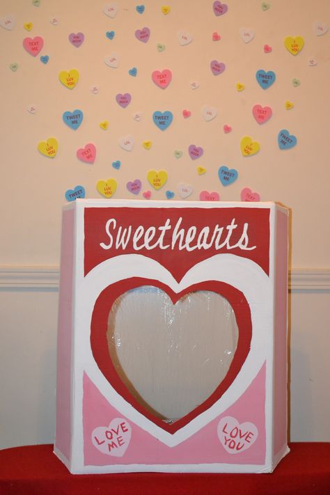 Sweethearts Box Diy, Valentine’s Day Photo Booth, Valentines Day Library, Valentines Kindergarten, Daycare Valentines, Valentines Door Decorations Classroom, Binder Filler, Valentine Dance, Valentines Day Diy