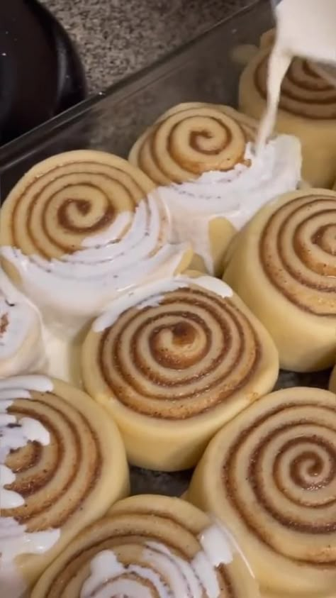 How To Make Cinnamon Rolls Video, Russian Rolls Recipe, Cinnamon Rolls Homemade Recipe Videos, Easy Cinnamon Rolls Videos, Decorated Cinnamon Rolls, Diy Cinnamon Rolls Easy, Baking Aesthetic Pictures, Cinnamon Rolls Homemade Videos, Jumbo Cinnamon Rolls Homemade