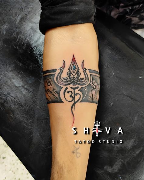 Om Arm Band Tattoos For Men, Armband Shiva Tattoo, Shiv Ji Arm Band Tattoo, Trishul Armband Tattoo Design, Trishul Armband Tattoo, Mahadev Arm Band Tattoo, Belt Tattoo, Trishul Tattoo Designs, Trishul Tattoo