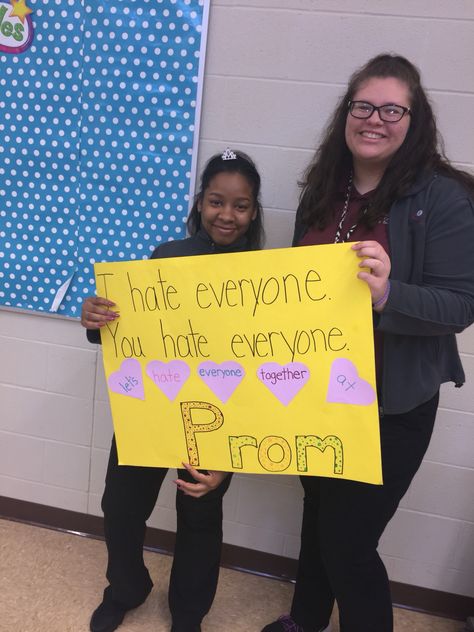 Friend Prom Proposal, Hoco Poster Ideas, Gucci Vest, Harry Styles Green, Creative Prom Proposal Ideas, Cute Hoco Proposals, Homecoming Poster Ideas, Cute Promposals, Funny Prom