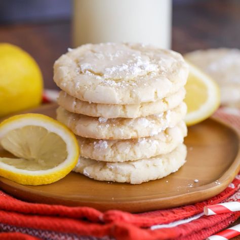 These simple lemon crinkle cookies are both sweet and tart. They are bursting with bright lemon flavor. Kringle Cookies, Lemon Crinkle Cookies Recipe, Lemon Lasagna, Flavored Cookies, Lemon Cookies Easy, Cookies Lemon, Lemon Treats, Lemon Bars Easy, Crinkle Cookies Recipe