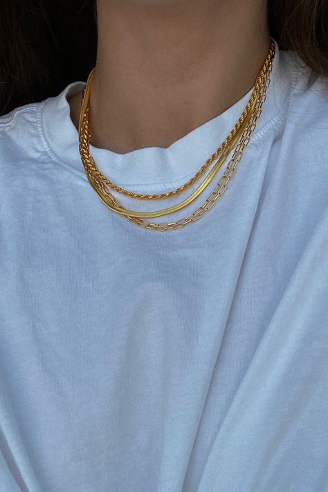 Chain Necklace Outfit, Gold Chain Necklaces, Necklaces Layered, Dainty Gold Chain, Necklace Outfit, Charm Necklaces, Stacked Jewelry, Statement Pendant, Chain Necklaces