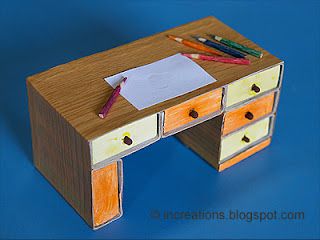 Miniature desk made from match boxes Tiny Desk, Matchbox Crafts, Miniature Desk, Diy Barbie House, Paper 3d, Doll Furniture Diy, Diy Barbie Furniture, Doll House Plans, Dollhouse Miniatures Diy