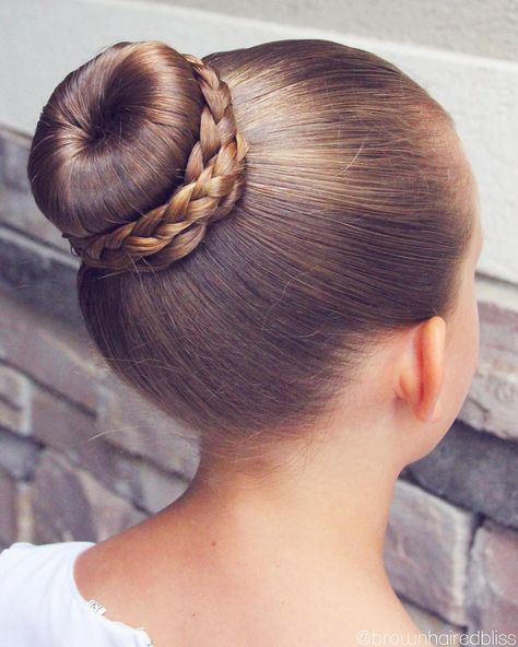 Ballet Bun with braids wrapped around. Ballerina Hairstyles, Hair In A Bun, Beyonce Hair, Ballet Hairstyles, Competition Hair, Easy Hairstyles For School, Hairstyles Bun, Braided Bun Hairstyles, Hairstyles For