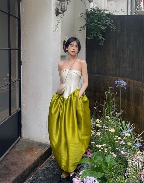 Green Corset Outfit, Sum Dresses, Vietnamese Fashion, 70s Inspired Outfits, Fancy Fits, Tight Dress Outfit, Green Corset, Corset Outfit, Korean Outfit Street Styles