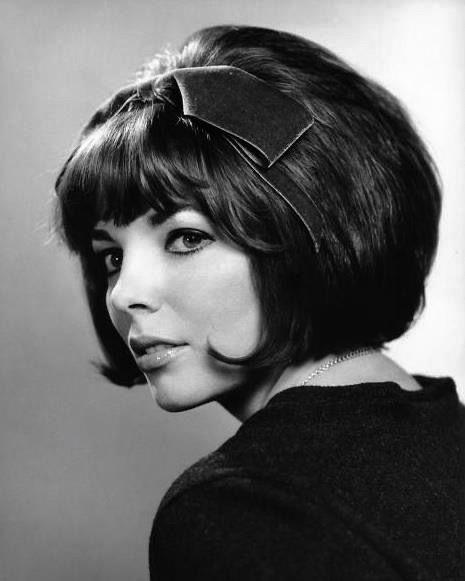 Dame Joan Collins, 1960s Hair, 60s Hair, Joan Collins, 1960s Fashion, Vintage Hairstyles, Hair Dos, Vintage Beauty, Old Hollywood