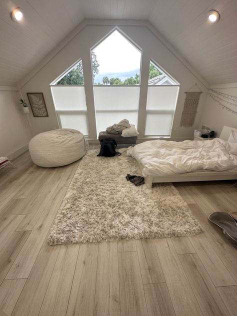 Love Sac, Loft Bedroom, Room White, White Love, White Rooms, Bedroom Loft, Bedroom Bed, Bedroom Inspo, Interior Architecture Design