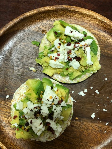 rice cakes w/ avo & feta cheese sprinkled w/ chilli flakes Food And Drink Aesthetic, Inspiration Photoshoot, Stuffed Avocado Healthy, Chilli Flakes, Healthy Fit, Breakfast For Dinner, Rice Cakes, Healthy Fitness, Brown Rice