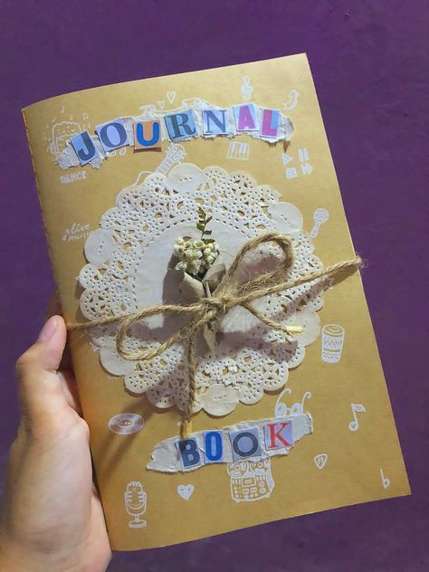 Ide Sampul Buku journaling aesthetic #journal #scrapbook #aesthetic Buku Kliping Aesthetic, Diy Sampul Buku Aesthetic, Ide Scrapbook Aesthetic, Journal Scrapbook Aesthetic, Ide Scrapbook, Scrapbook Aesthetic, Journaling Aesthetic, Aesthetic Journal, Cover Journal