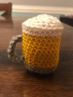 Beer Bottle Cozy, Crochet Beer, Make Christmas Ornaments, Mug Of Beer, Mug Pattern, Cool Cat Toys, Crochet Mug Cozy, Knitted Mittens Pattern, Bottle Cozies