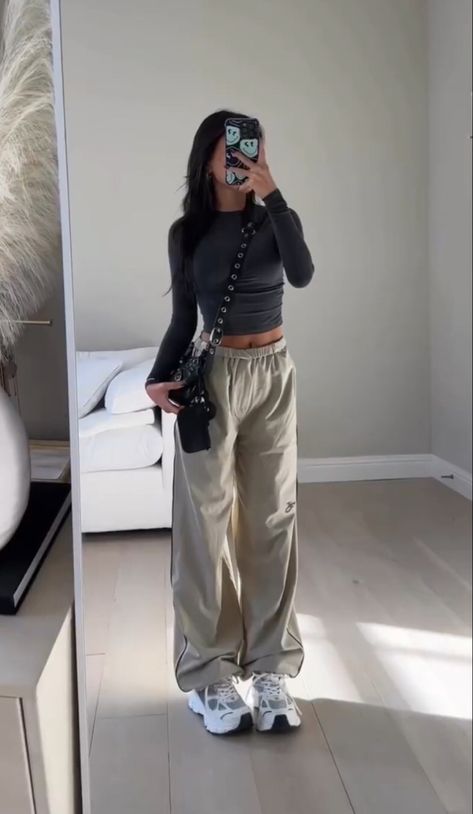 Small Top Big Pants, Work Clothing Ideas, Big Pant, Streetwear Basics, Boyish Outfits, Big Pants, Girls Fit, Vibe Aesthetic, College Fits