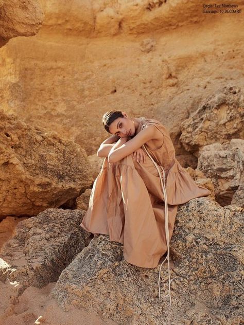 Photo Shoot Inspo Outside, Moodboard Photoshoot Ideas, Fashion Shoot Outdoor, Editorial Beach Photoshoot, Desert Fashion Photography, Photoshoot Ideas Beach, Rock Photoshoot, Beach Fashion Shoot, Outdoor Fashion Photography