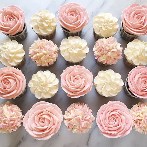 Floral Design Cupcakes, Mini Cupcakes Decorating Wedding, Cute Floral Cupcakes, Mini Cupcakes With Flowers, Floral Cupcake Ideas Easy, Floral Themed Cupcakes, Bridal Shower Flower Cupcakes, Floral Cupcake Designs, Wildflower Themed Cupcakes