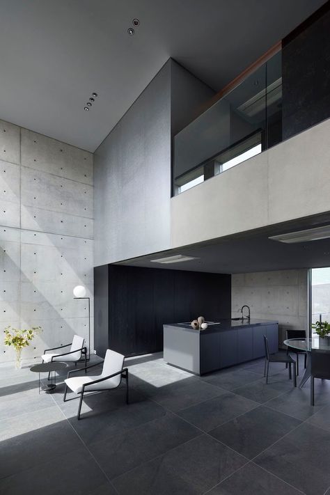 GOSIZE wraps japan home in concrete walls of varying height Concrete Minimalist House, Concrete Minimalist, Minimalist Houses, Houses In Japan, Concrete Interiors, Minimalistic Art, Concrete Home, Minimalist House Design, Building Material